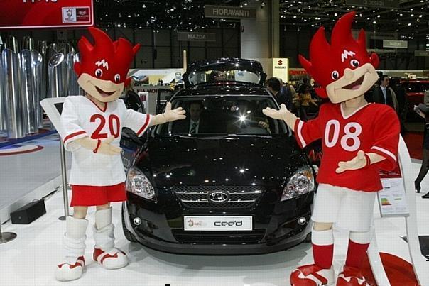 Die EM-Maskottchen Trix & Flix mit einem Kia Cee´d. Foto: Auto-Reporter/Kia